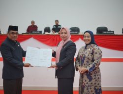 Pemprov Sulbar Serahkan Ranperda APBD 2025 ke Legislatif, Usung Tema Akselerasi Peningkatan Ekonomi dan Kesejahteraan Masyarakat