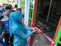Pj Ketua PKK Sulbar, Sofha Marwah Menggunting Pita Tanda Masuk Rumah Bantuan Pasca Bencana Banjir di Sondoang Mamuju