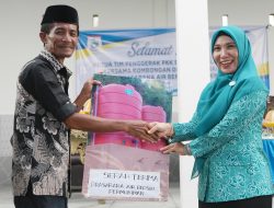 PKK Sulbar Serahkan Bantuan Sarana Prasarana Air Bersih di Pasangkayu