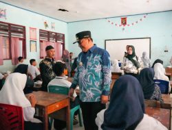 Uji Coba Makan Siang Bergizi Gratis di SMPN 1 Simboro, Pj Bahtiar Juga Salurkan Bantuan Alat Sekolah