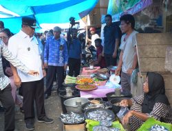 Pj Gubernur Sulbar, Bahtiar Kunjungi Pasar Tradisional di Mamuju, Pastikan Harga Pangan dan Elpiji Terjangkau