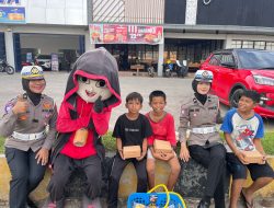 Ramadan Berbagi, Ditlantas Polda Sulbar Bagikan Takjil bagi Pengendara dan Warga Kurang Mampu