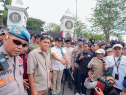 Gubernur Sulbar Temui Pendemo, Berjanji Cabut Izin Tambang yang Langgar Hukum