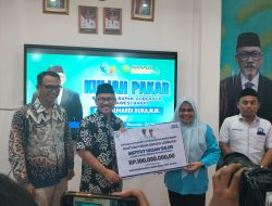 Gubernur SDK Serahkan Hibah Rp100 Juta untuk Institut Hasan Sulur