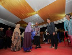 Wujud Toleransi Natal, Gubernur Sulbar Bagikan Bingkisan kepada Penjual Sayur dan Ojek Lintas Agama