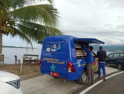 Dinas Perpusip Sulbar Laksanakan Layanan Perpustakaan Keliling di Area Pantai Wisata Pelabuhan Feri Simboro