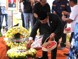 Penuh Haru, Gubernur Sulbar Suhardi Duka Jadi Inspektur Upacara Persemayaman Salim S Mengga