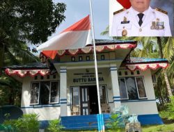 Bendera Setengah Tiang Berkibar di Halaman Kantor Desa Buttu Baruga